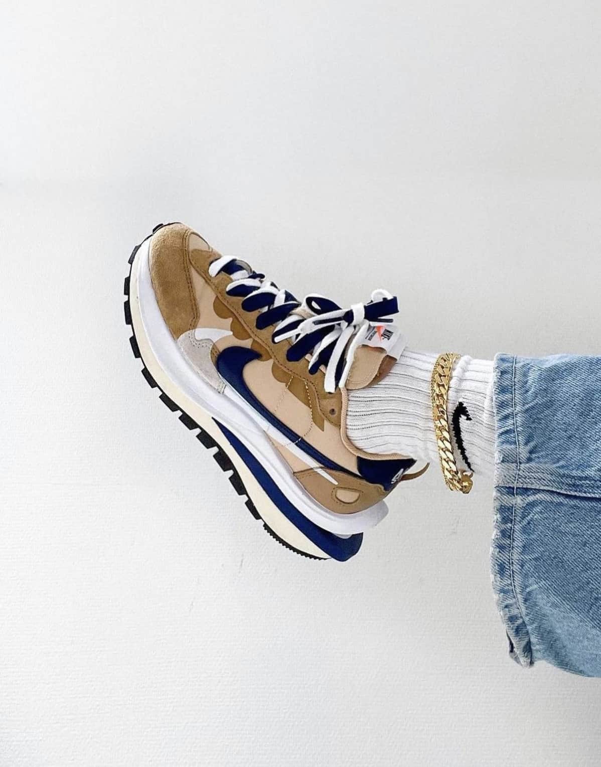 Nike X Sacai Vaporwaffle Tan Navy - תמונה 3